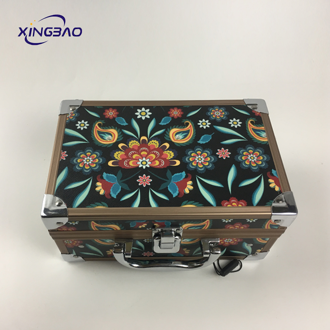 Wholesale custom retro portable hardware aluminum cosmetic case travel makeup train case